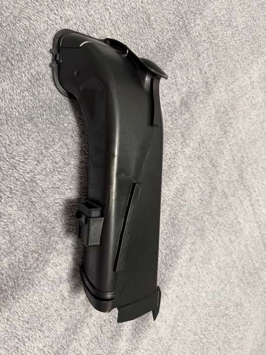 13718635103 Патрубок повітрозабірний BMW G20 G21 G22 G23 G26 G28 G42