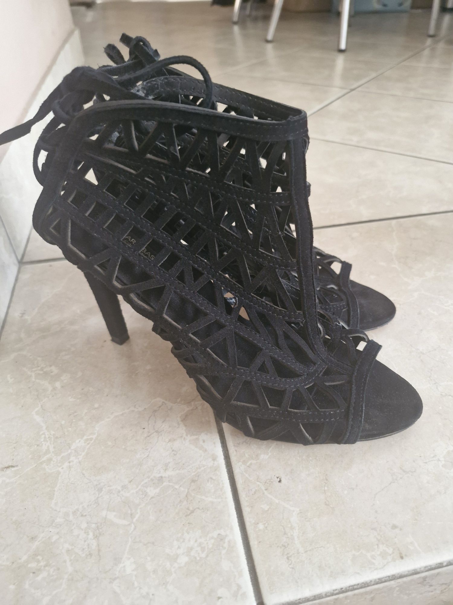 Buty damskie czarne na obcasie ażurowe Zara