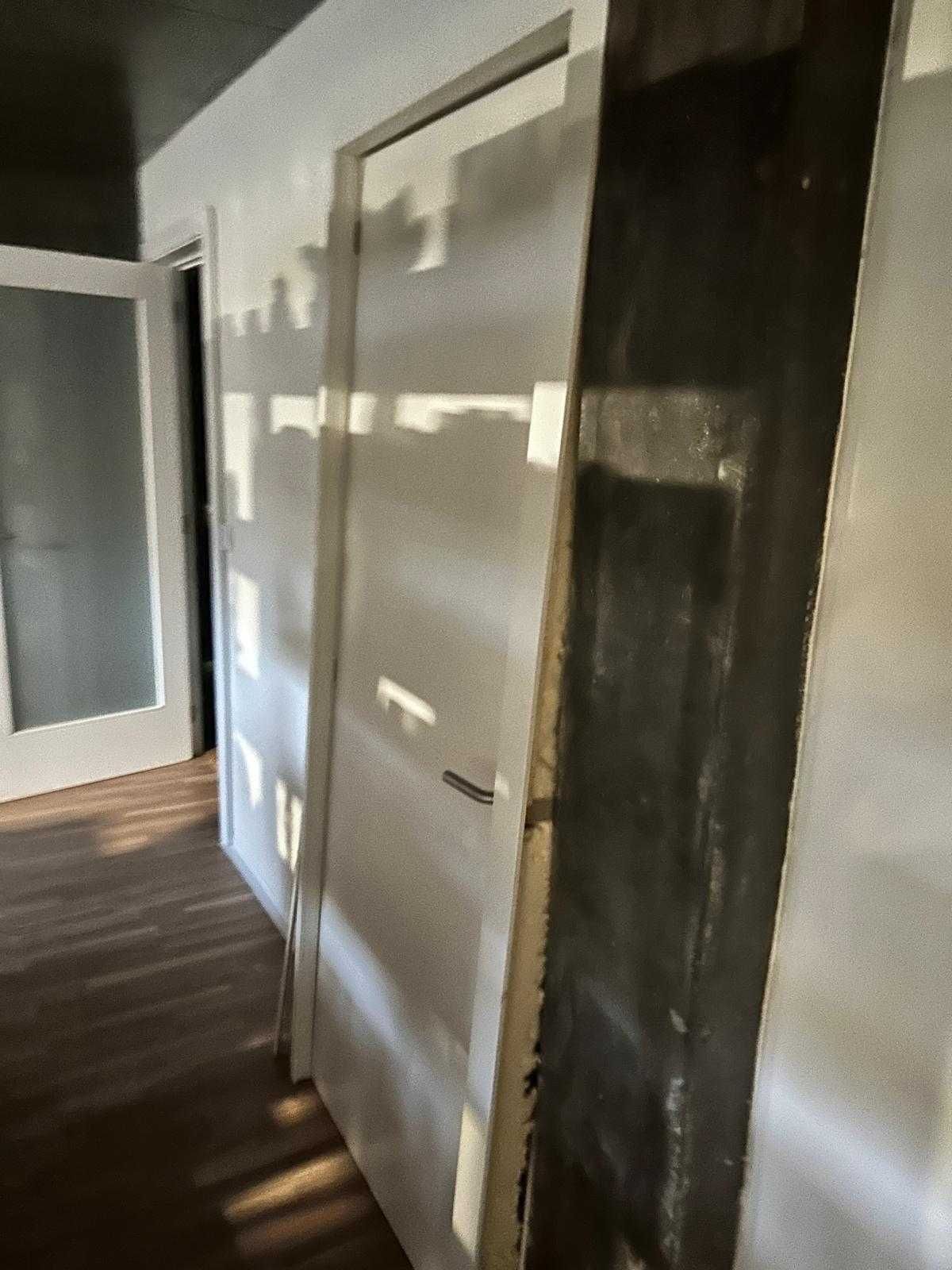 Porta de interior em madeira com os respetivos aros