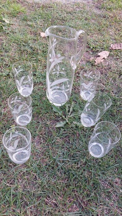 Zestaw dzbanek z 6 szklaneczkami