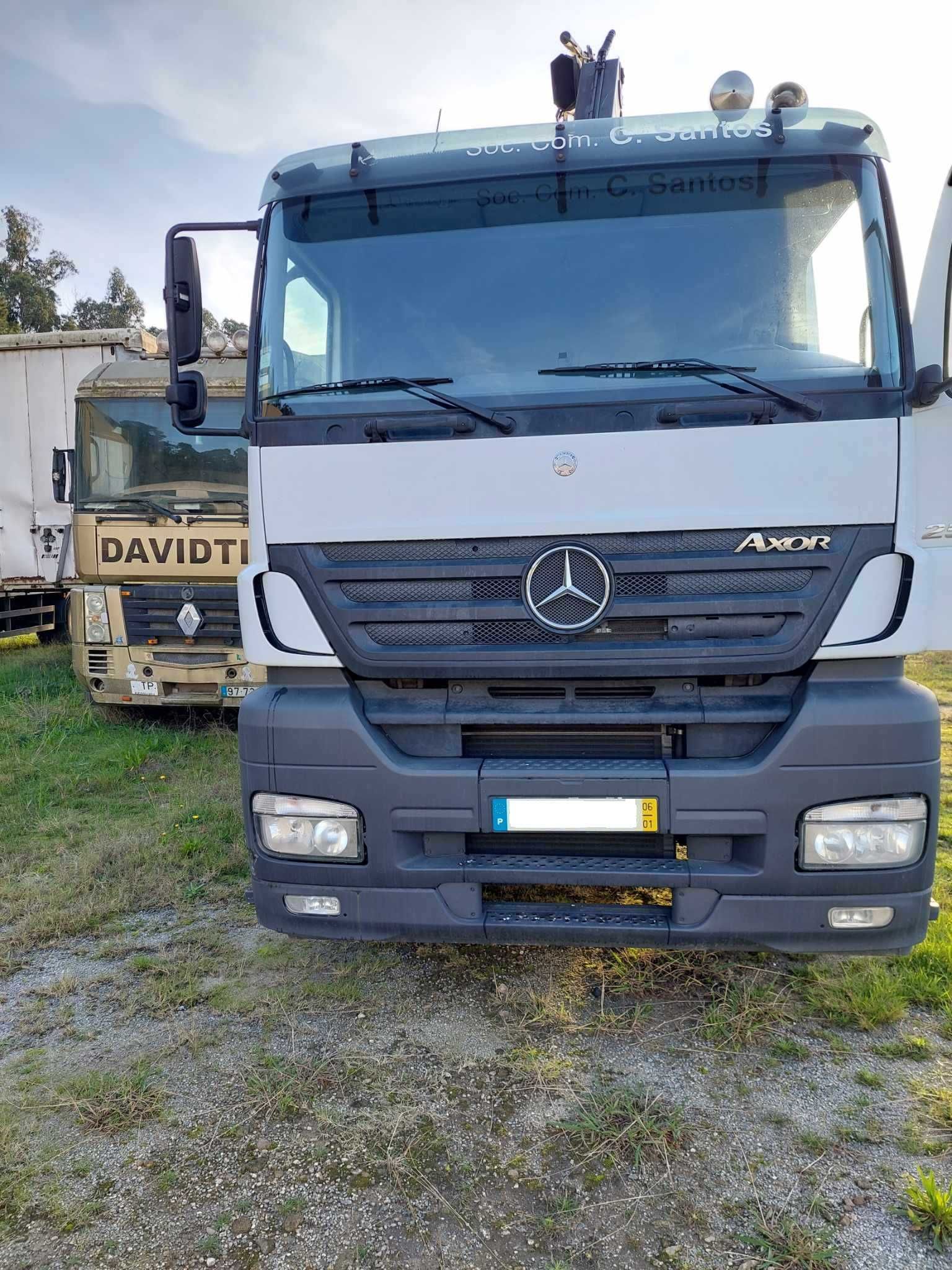 Camião Mercedes 2535 com grua