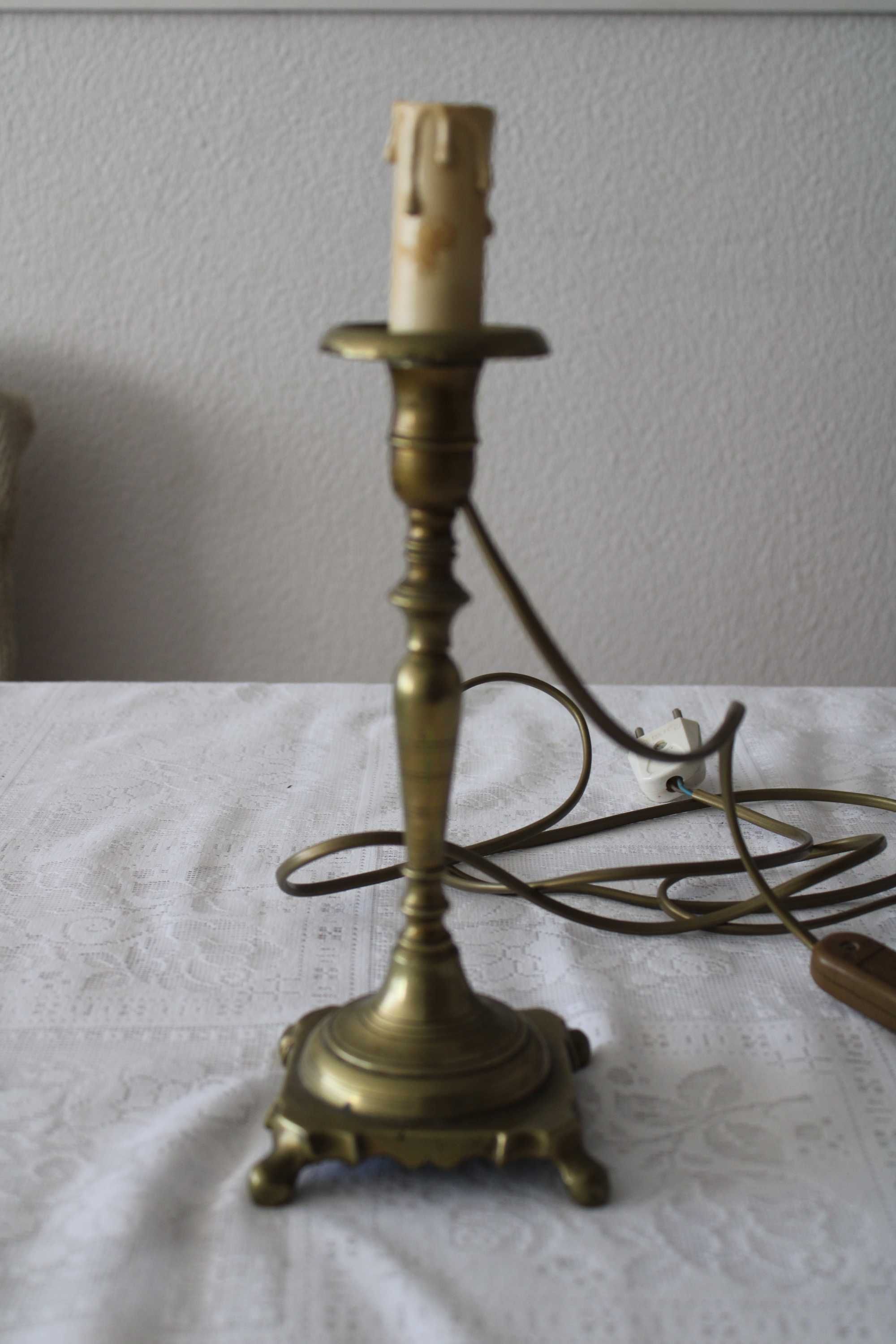 Castiçal em metal amarelo, seculo XVll, eletrificado com abajur