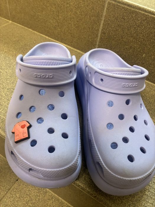 Lawendowe Crocs na platformie + przypinka | jak nowe | damskie klapki