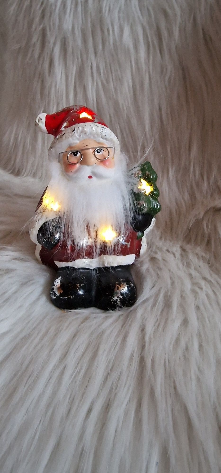 Siedzący Mikołaj podświetlany z choinką 15 cm figurka