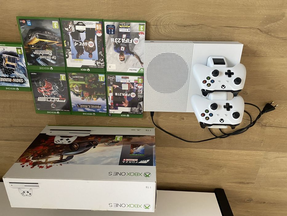 XBOX One S 1 TB + 2 pady + ładowarka do padów + 7 gier