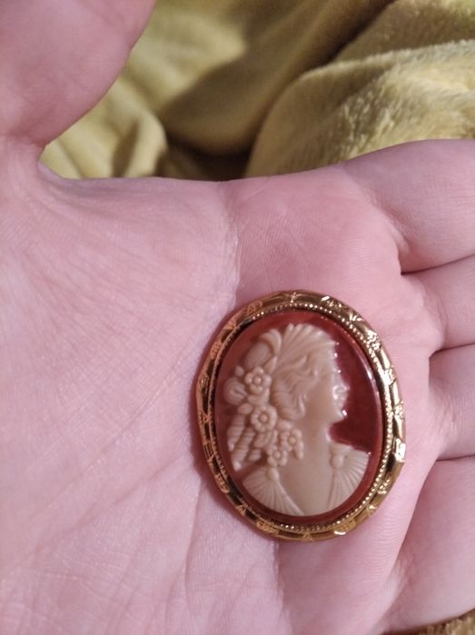 Брошь каменная винтаж СССР ГДР женщина в раме бордовая камень