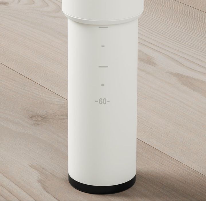 Mesa branca com pés reguláveis em altura