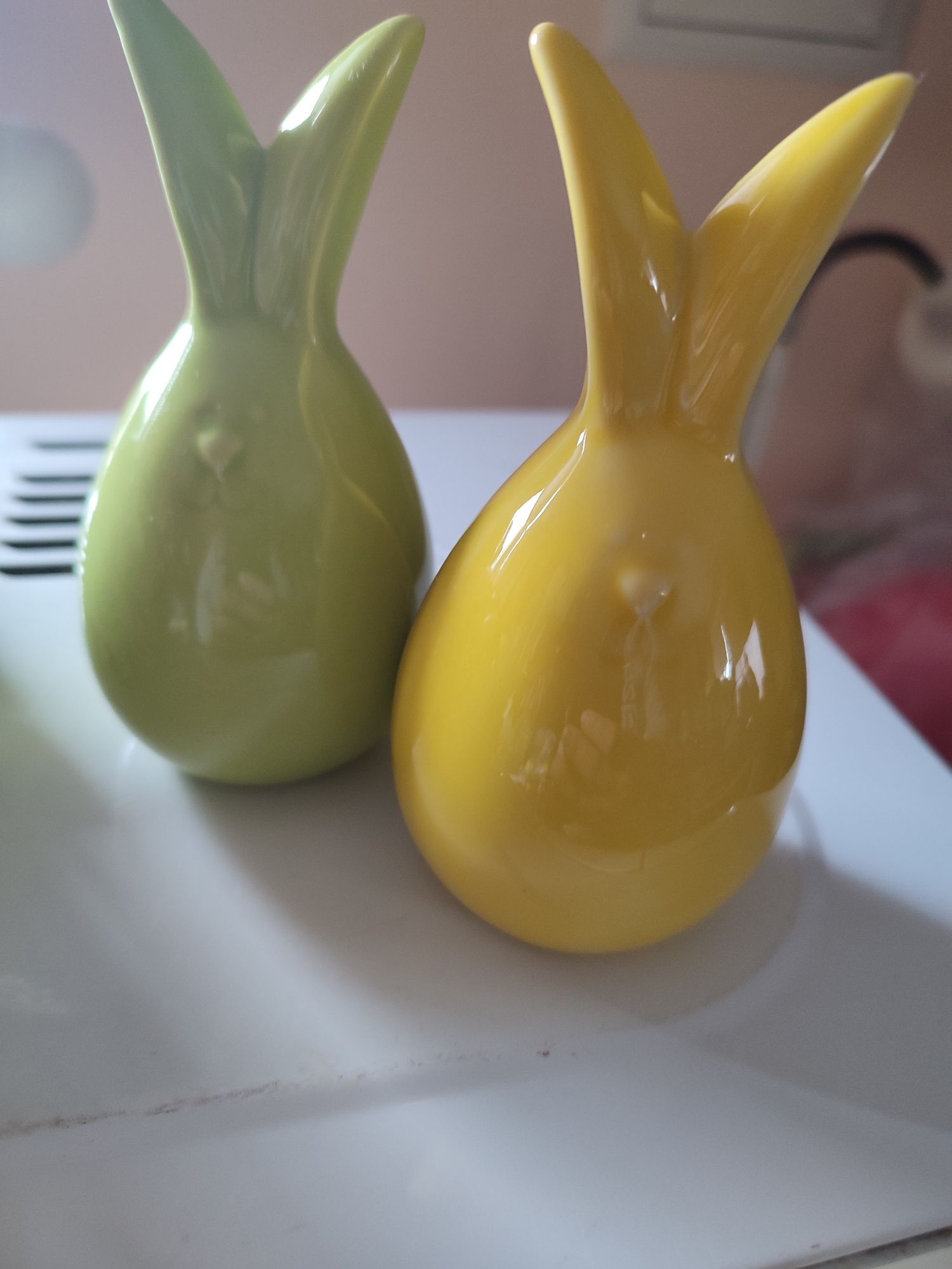 Wianek wielkanocny na stół i dwa zajączki ceramiczne.Nowe.