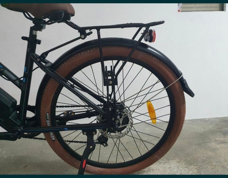 Bicicleta elétrica preta