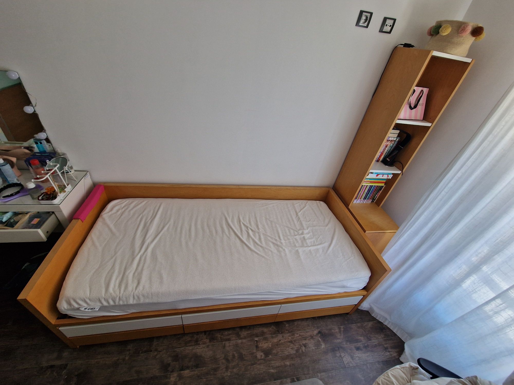 Cama de Solteiro com estante com bastante arrumação.  6 gavetas grande