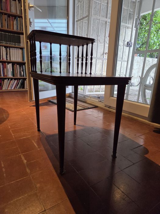 Mesa cabeceira ou de apoio com prateleira em mogno