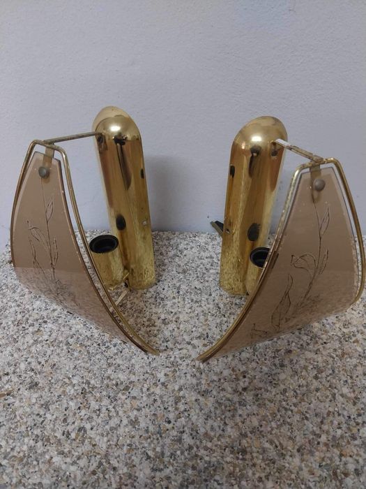 Conjunto de Apliques de parede em dourado.