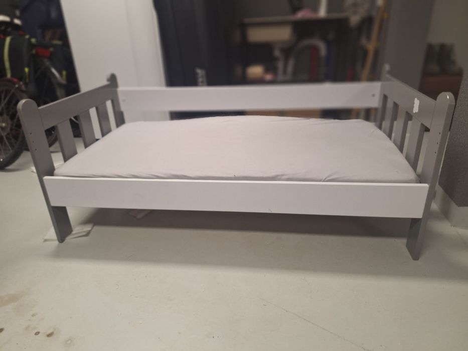 Łóżko dziecięce drewniane