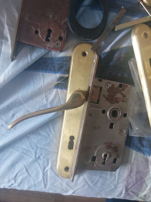 Ручки і замки до дверей