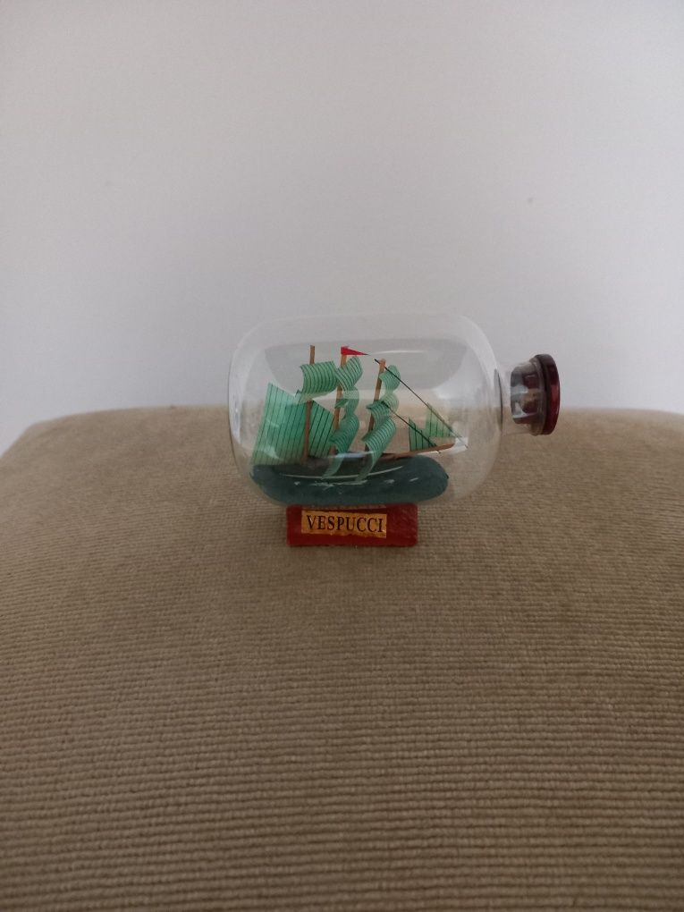 Frasco de vidro com barco - miniatura