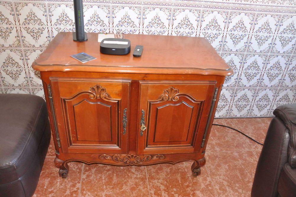 Móvel antigo de madeira – 2 portas