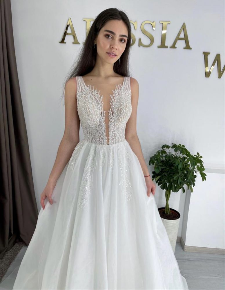 Весільна сукня з шлейфом