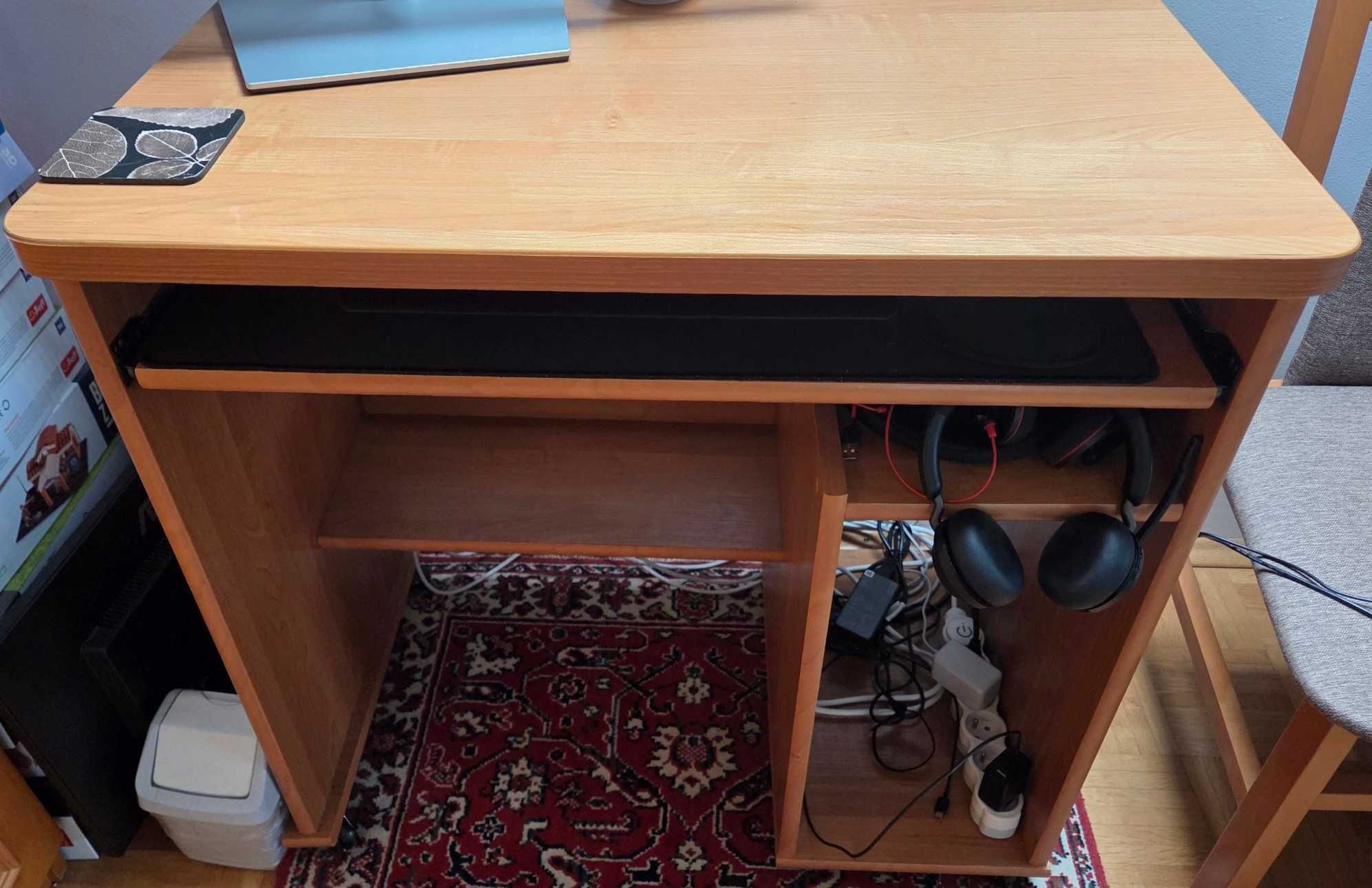 Biurko komputerowe z wysuwaną półką - Idealne do małych przestrzeni!