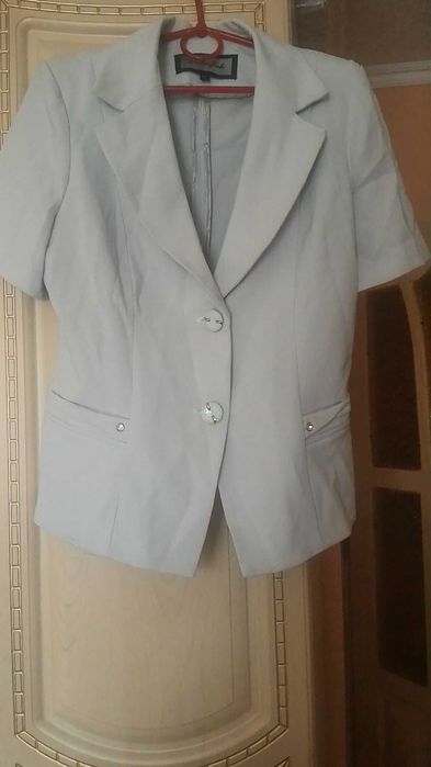 Продам Костюм 4ка 42 р