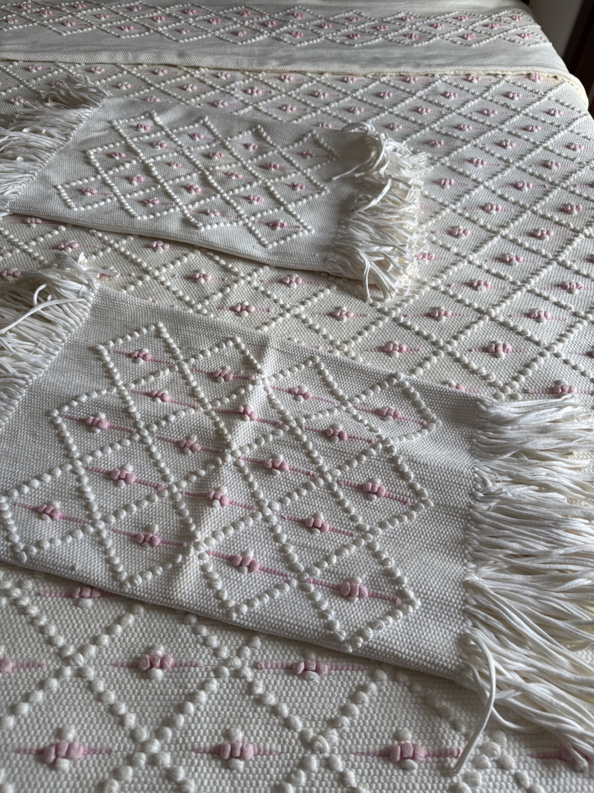 Colcha de cama com pormenores cor de rosa a bom preço