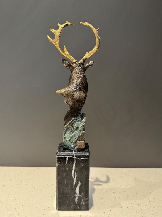 Figurka jelenia z brązu