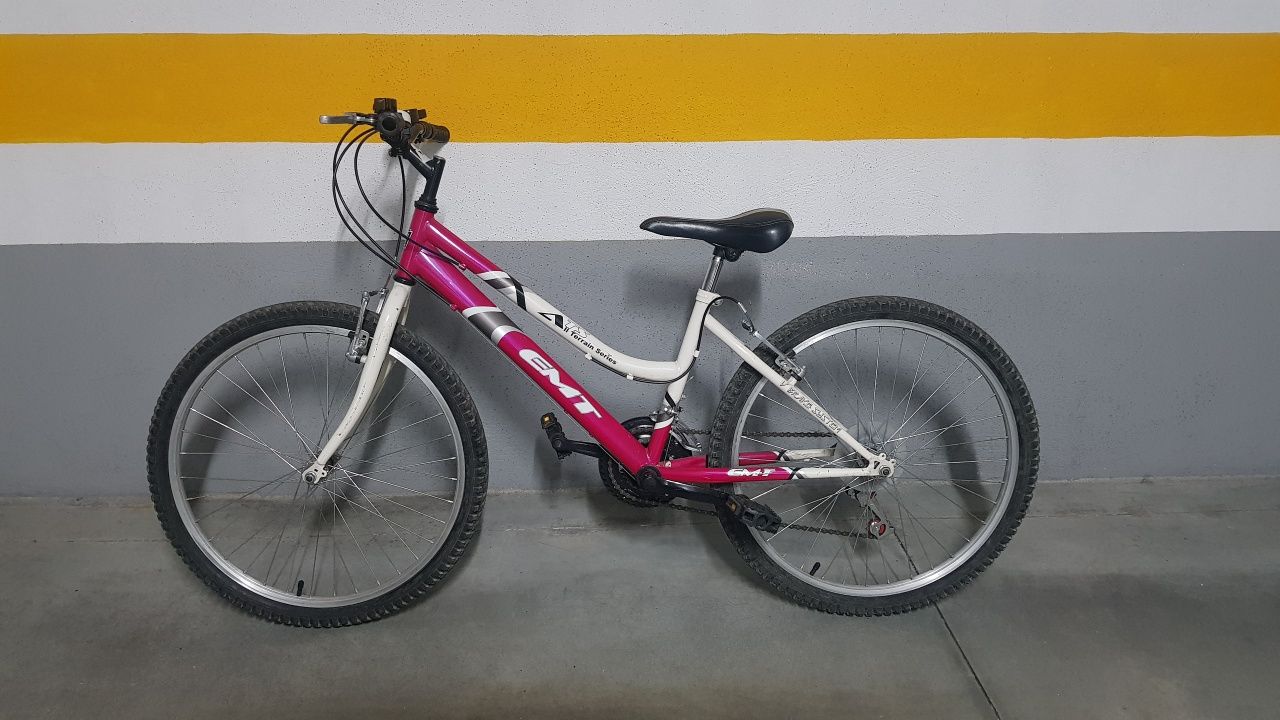 Bicicletas para menina ou senhora. Cor de Rosa. Uma Roda 24 e outra 26