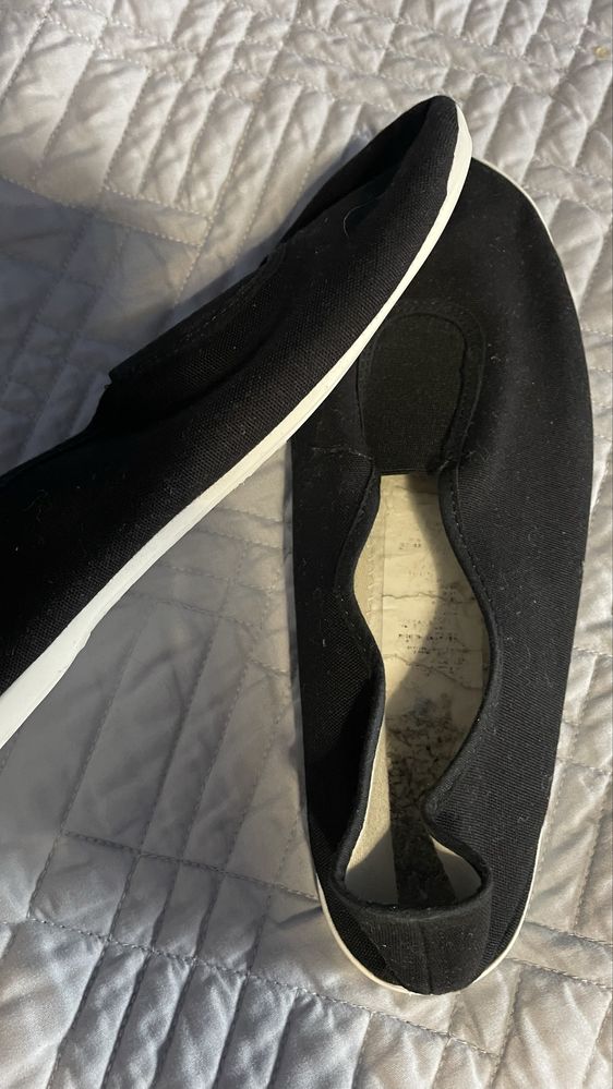 Sapatilhas de ginastica pretas de elastico com sola branca flexivel