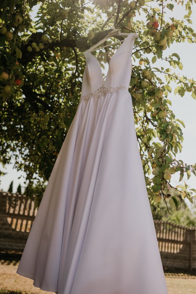 Biała klasyczna suknia ślubna w rozmiarze 42.