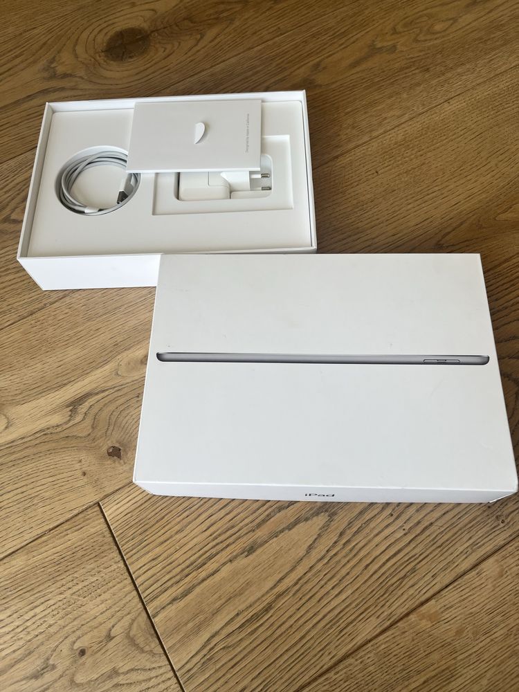 Apple iPad 5 Cellular A1823 szary Model: A1823