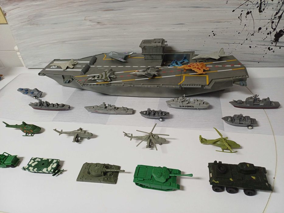 Porta-aviões, navios, aviões, helicópteros e tanques 25 unidades
