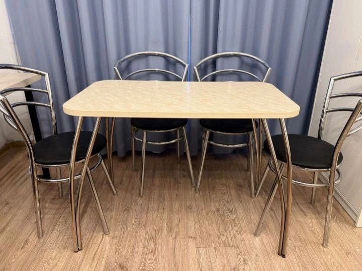 Кухонний стіл та стільці