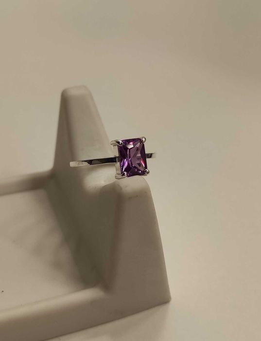 Srebrny pierścionek z aleksandrytem laboratoryjnym