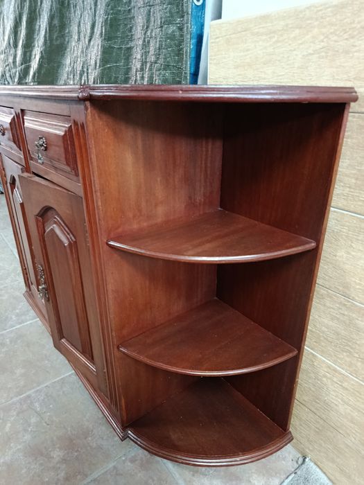 Móvel de entrada em madeira com gavetas e prateleiras laterais