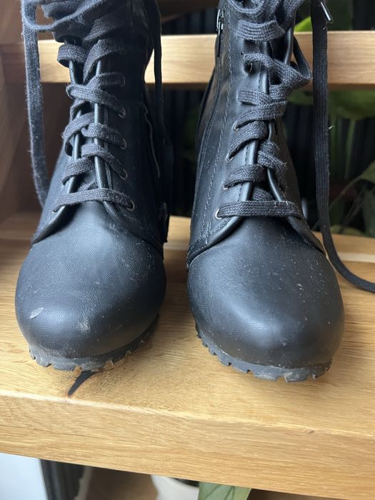 Czarne kozaki na obcasie wysokie