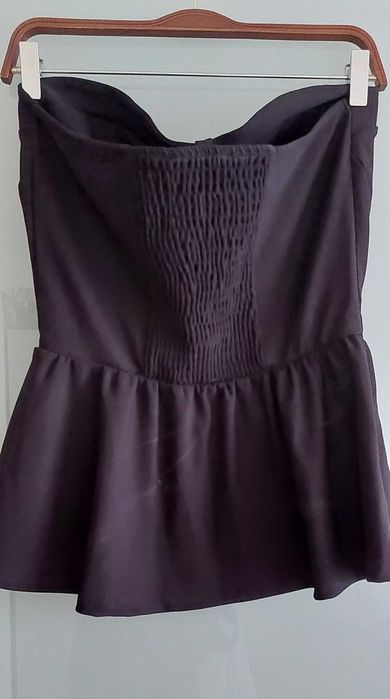 Top czarny dekolt serce z baskinią falbaną MOHITO 40/L