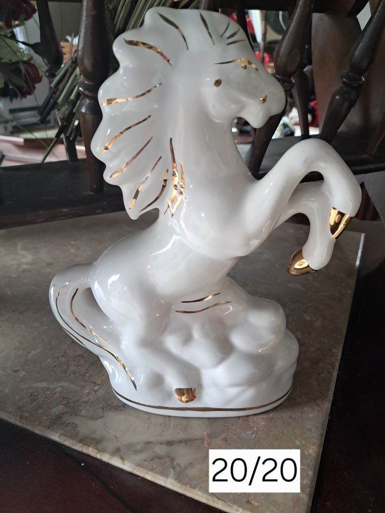 Cavalinho  decorativo em porcelana
