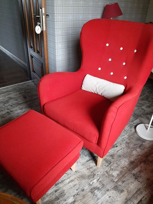 Duży i bardzo wygodny fotel uszak w kolorze czerwonym