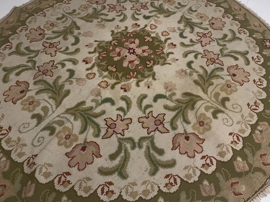 Tapete de arraiolos em bom estado. Tem a forma circular