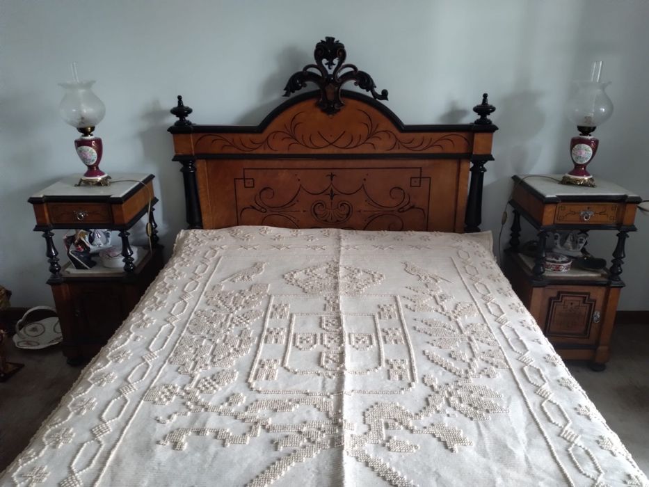 Mobiliário de quarto muito antigo