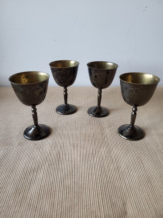 Набір елегантних рюмок