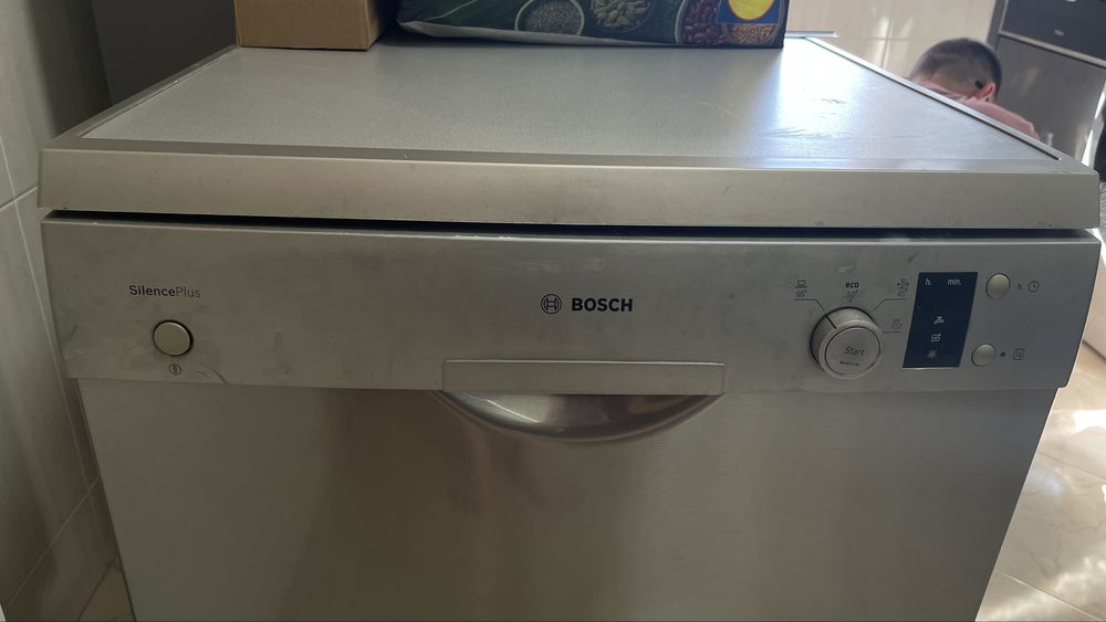 Máquina de lavar loiça Bosch SilencePlus inox – 60 cm (a funcionar)