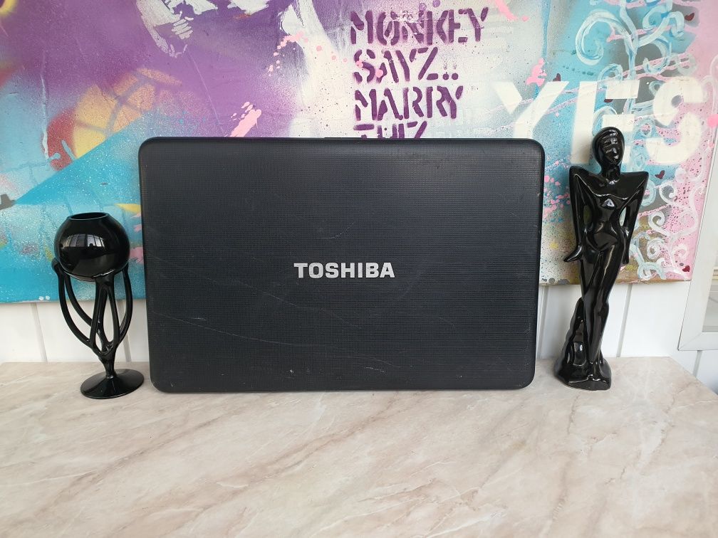 Ноутбук Toshiba. 17 дюймів