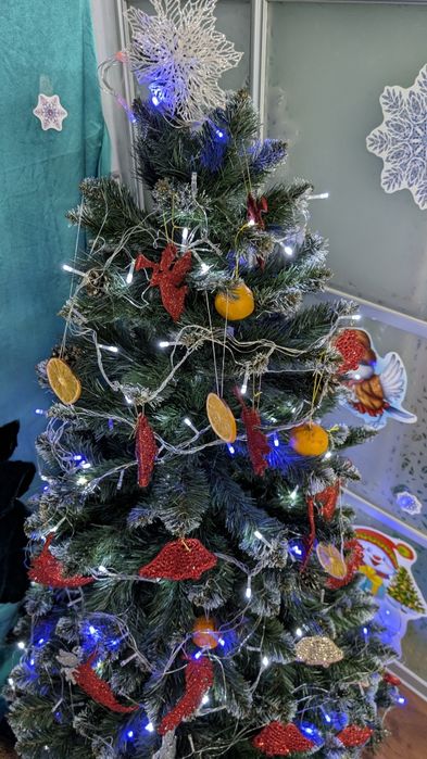 Новорічна ялинка 180 см. Зі снігом та шишками