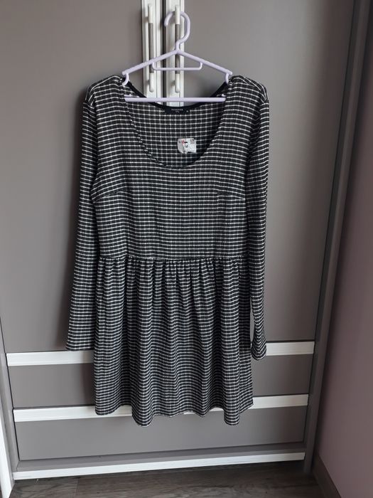 Rozkloszowana krótka sukienka z długim rękawem w paski M Reserved nowa