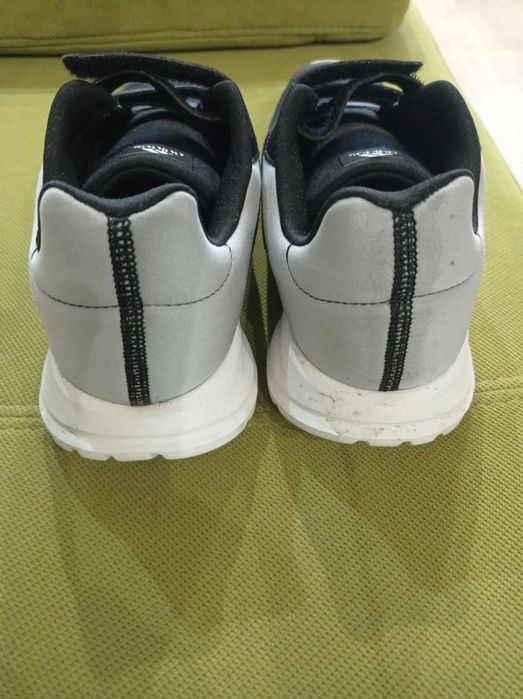 Кросівки жіночі Adidas розмір 40