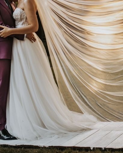 Suknia slubna rybka Anna Sposa z dołączoną tiulową spódnicą z trenem.