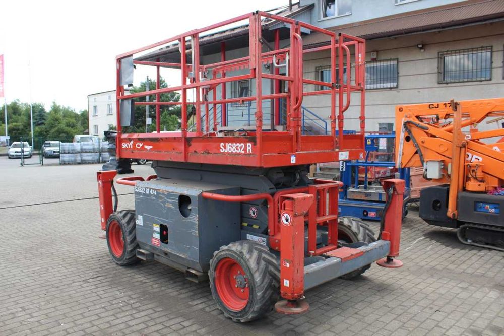nożycowy Skyjack SJ6832RT podnośnik diesel zwyżka 12 m terenowy genie