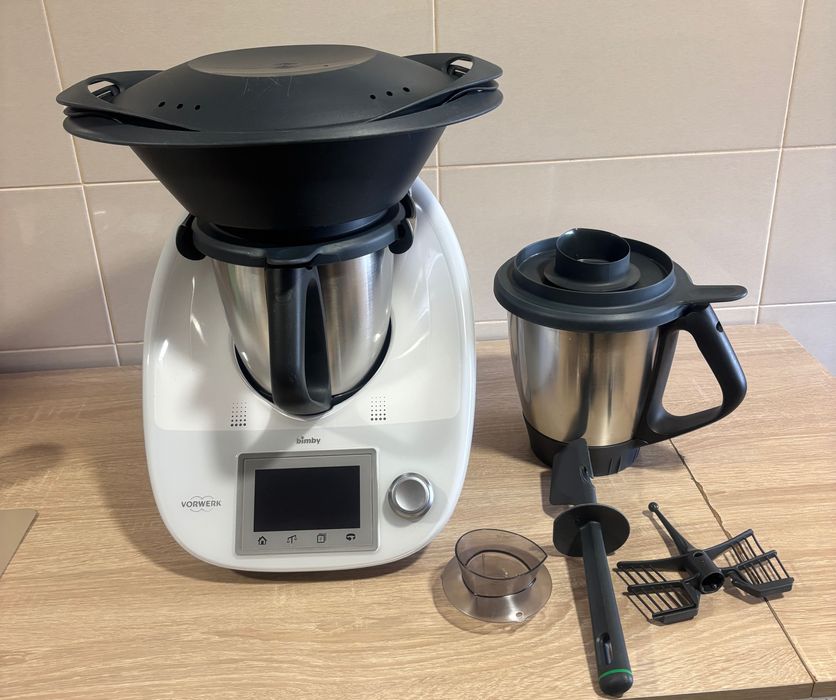 Bimby TM5 com dois copos e diversos acessórios. Bom estado conservação