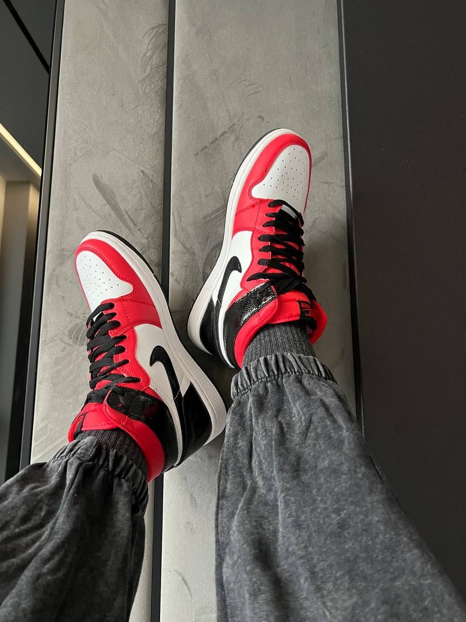 купити кросівки весна літо Nike Air Jordan 1 Retro High Black / Red