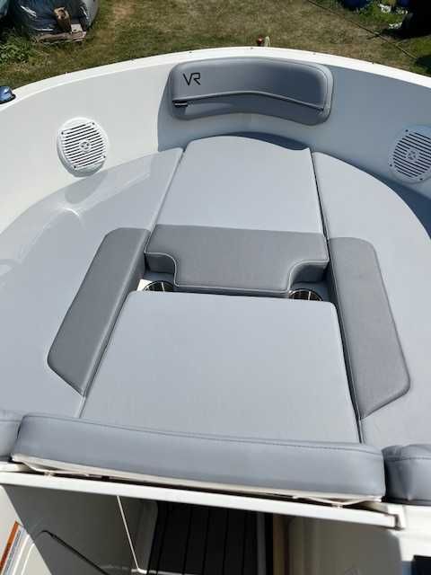 Bayliner VR4 Bow Deck, wersja elektryczna.